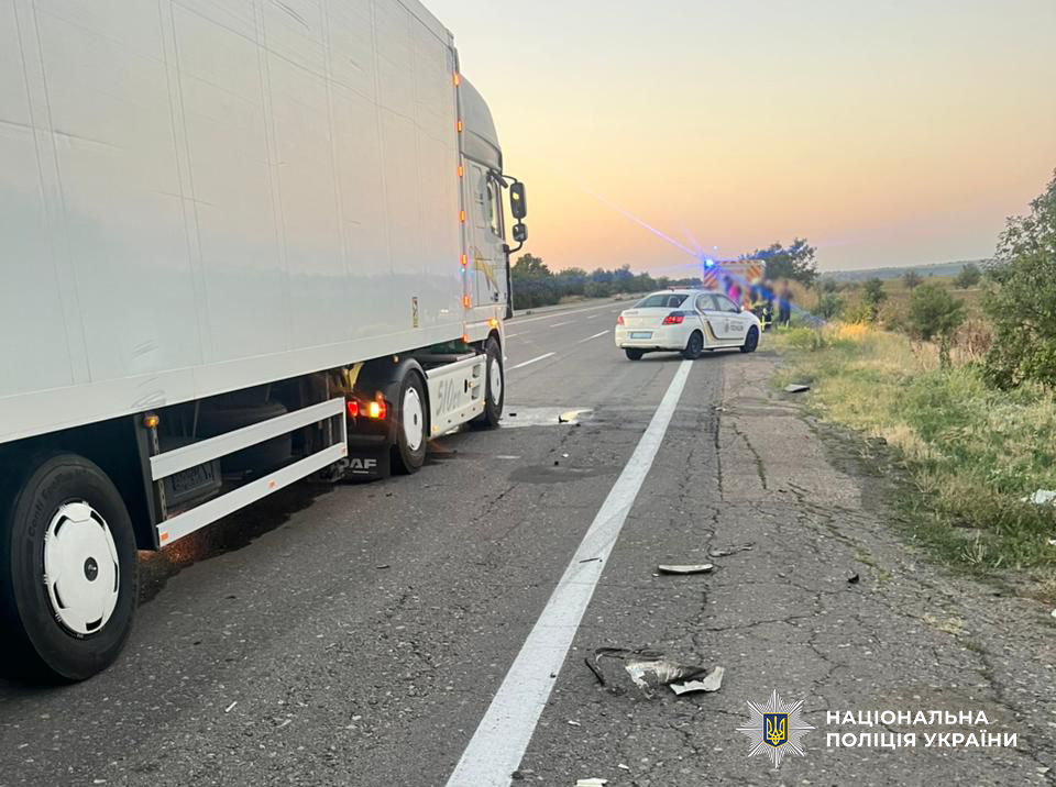 На Одещині вантажівка врізалась у припарковане авто: четверо людей у лікарні (фото) usionline.com На Одещині вантажівка врізалась у припарковане авто: четверо людей у лікарні (фото) «фото»