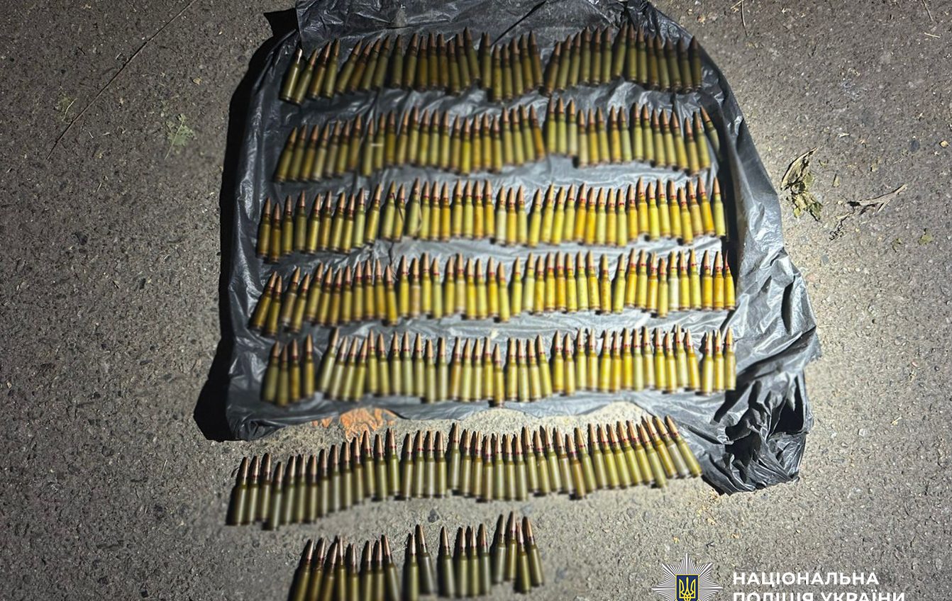 Порох, гранати, набої: жителю Одещини загрожує 7 років за зберігання боєприпасів удома (фото) «фото»