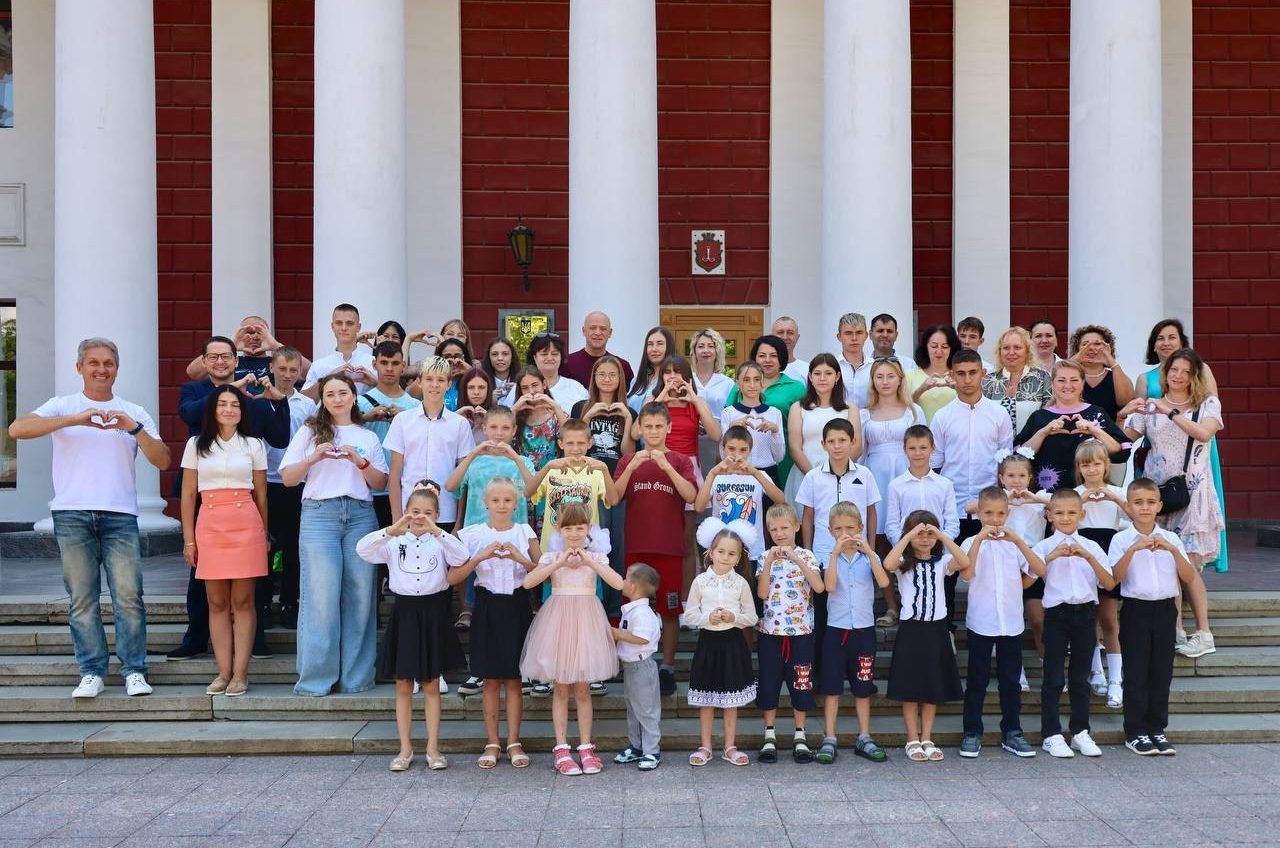 Вихованці дитячих будинків сімейного типу з Донеччини отримали ключі від нових осель в Одесі «фото»