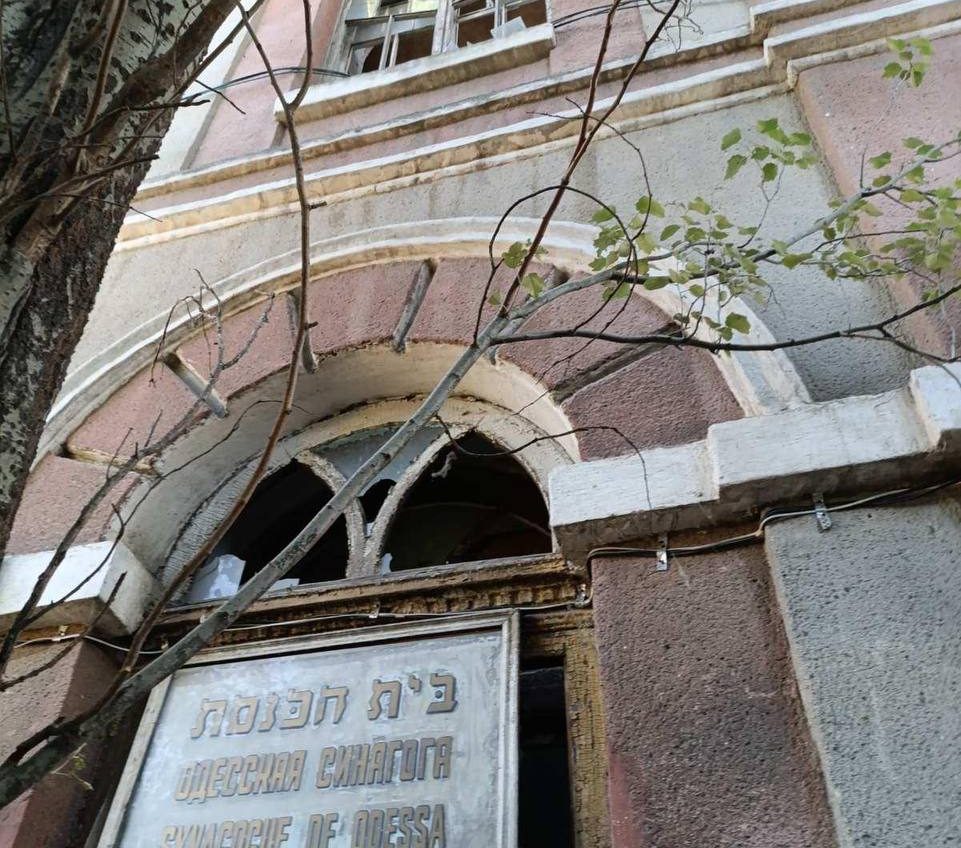 Під час дронової атаки в Одесі постраждала історична синагога на Пересипу (фото) usionline.com Під час дронової атаки в Одесі постраждала історична синагога на Пересипу (фото) «фото»