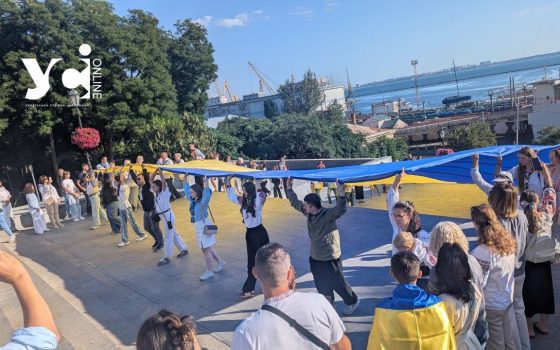 В Одесі на Потьомкінських сходах до Дня Незалежності розгорнули величезний прапор України (фото) «фото»