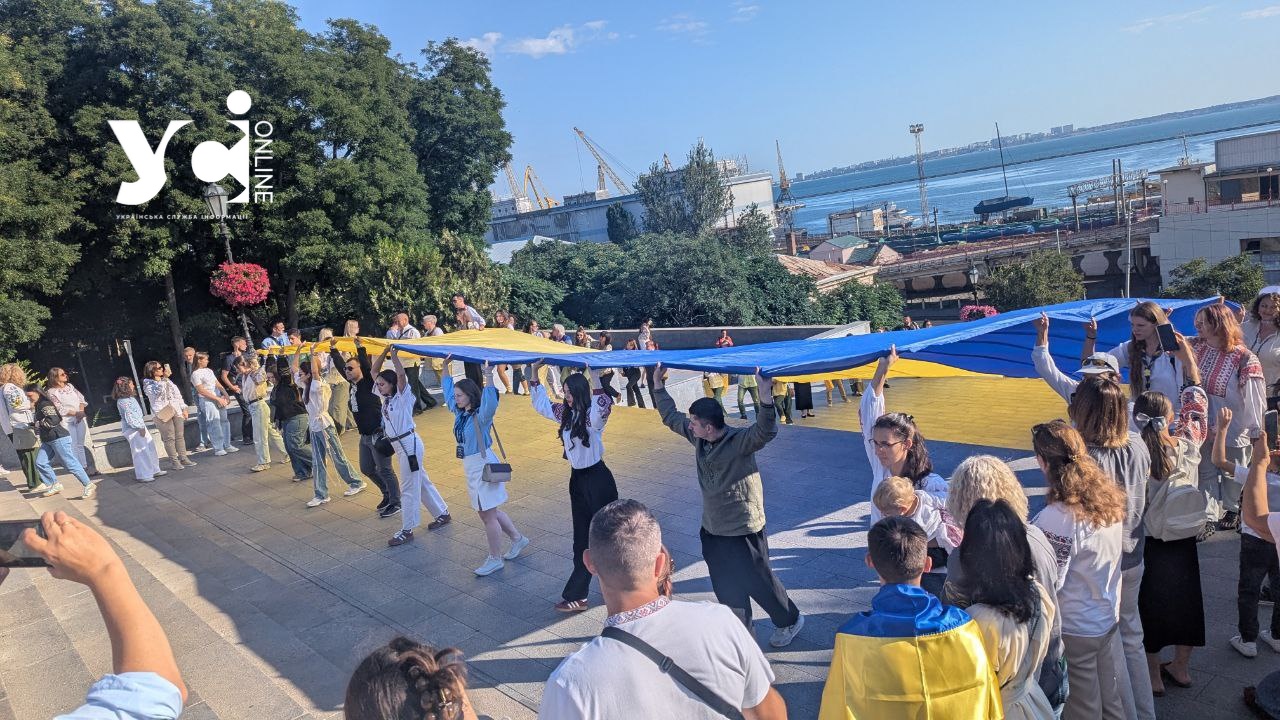 В Одесі на Потьомкінських сходах до Дня Незалежності розгорнули величезний прапор України (фото) usionline.com В Одесі на Потьомкінських сходах до Дня Незалежності розгорнули величезний прапор України (фото) «фото»
