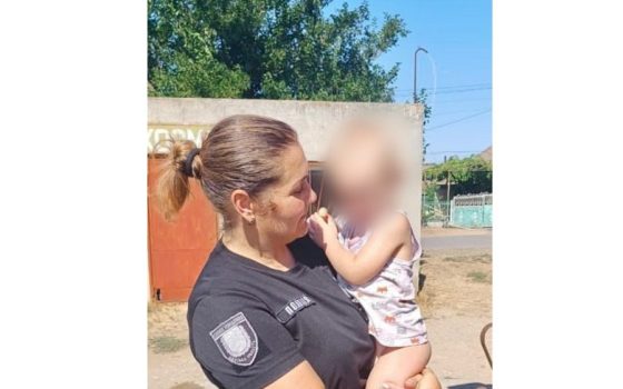 Дворічний малюк гуляв селом, поки батьки були у від’їзді, а старші сестри спали «фото»