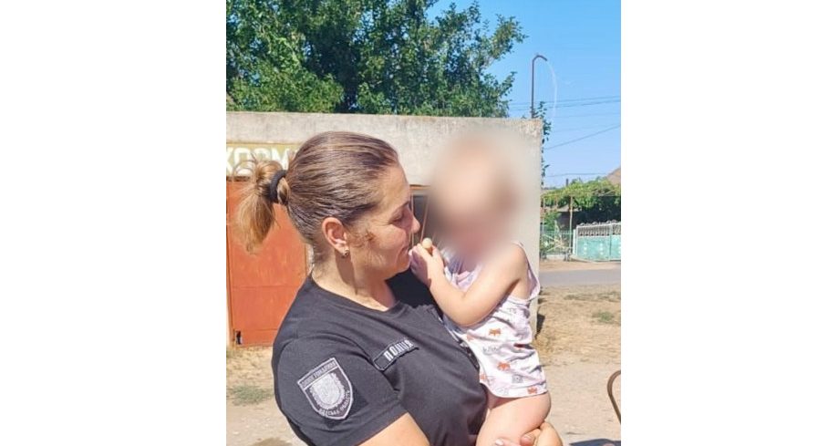 Дворічний малюк гуляв селом, поки батьки були у від’їзді, а старші сестри спали «фото»
