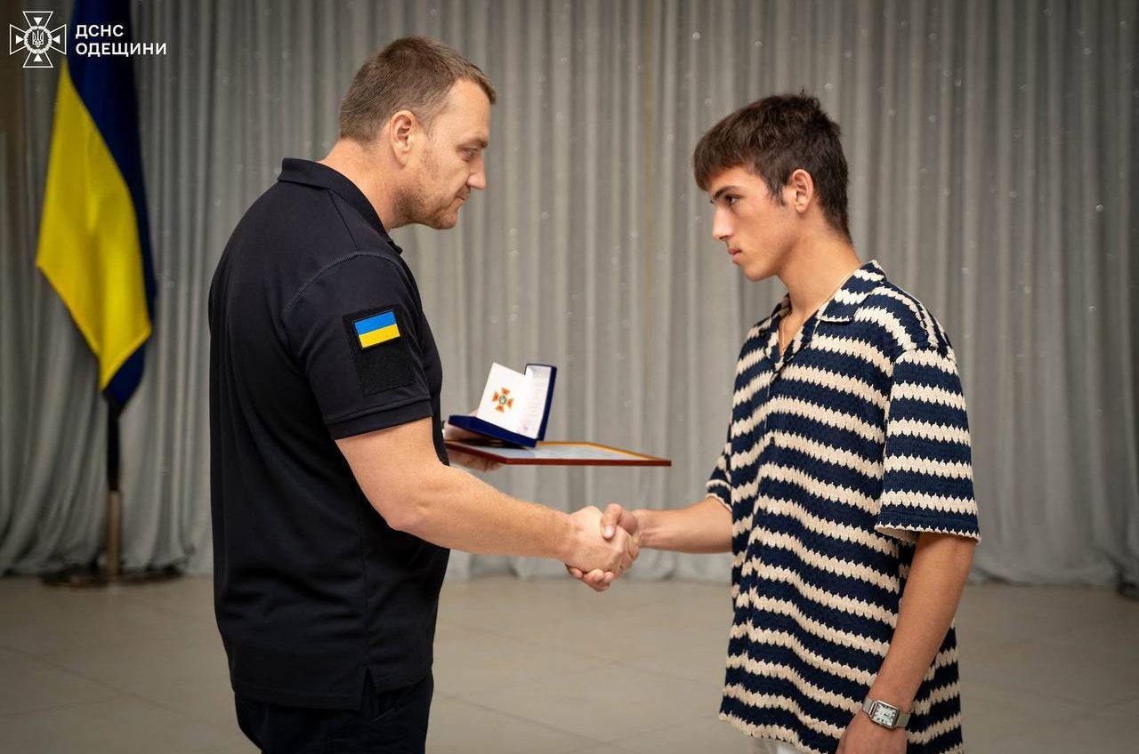 Школяр Марк отримав нагороду від ДСНС за героїзм під час ракетного удару по ліцею на Одещині usionline.com Школяр Марк отримав нагороду від ДСНС за героїзм під час ракетного удару по ліцею на Одещині «фото»