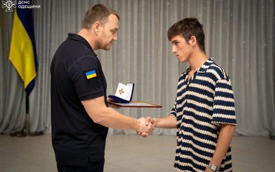 Школяр Марк отримав нагороду від ДСНС за героїзм під час ракетного удару по ліцею на Одещині «фото»