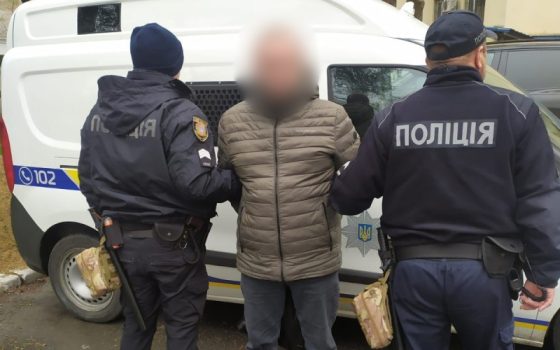 Погрожував «іграшковим» пістолетом та викрав гроші у водія: одесит опинився за ґратами «фото»