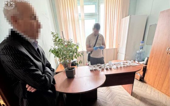 Судитимуть чиновника, який збирав «данину»  з власника кіосків в Одесі (фото) «фото»