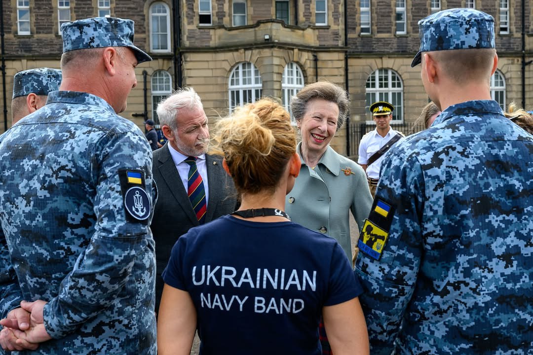 Британська принцеса Анна зустрілася з оркестром ВМС України (фото) usionline.com Британська принцеса Анна зустрілася з оркестром ВМС України (фото) «фото»