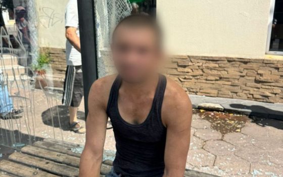 У центрі Одеси чоловік потрощив зупинку — його вже затримали (фото) «фото»