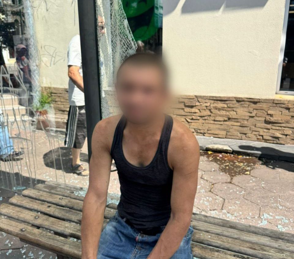 У центрі Одеси чоловік потрощив зупинку — його вже затримали (фото) usionline.com У центрі Одеси чоловік потрощив зупинку — його вже затримали (фото) «фото»