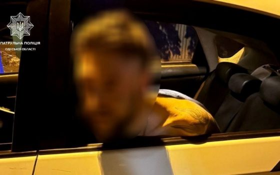В Одесі затримали чоловіка з сокирою, який поранив двох людей (фото) «фото»