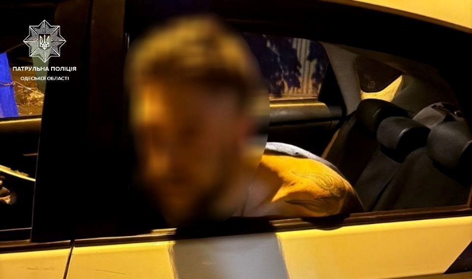 В Одесі затримали чоловіка з сокирою, який поранив двох людей (фото) «фото»