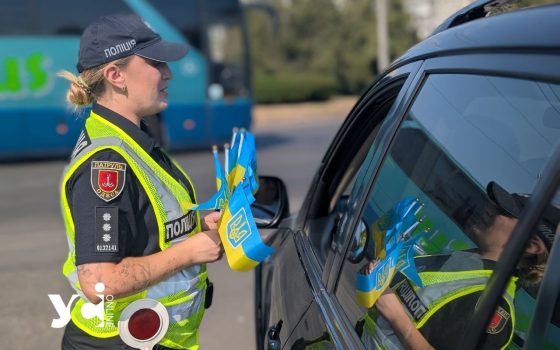 Одеса: до Дня прапору патрульні дарували водіям жовто-блакитні прапорці (фото) «фото»