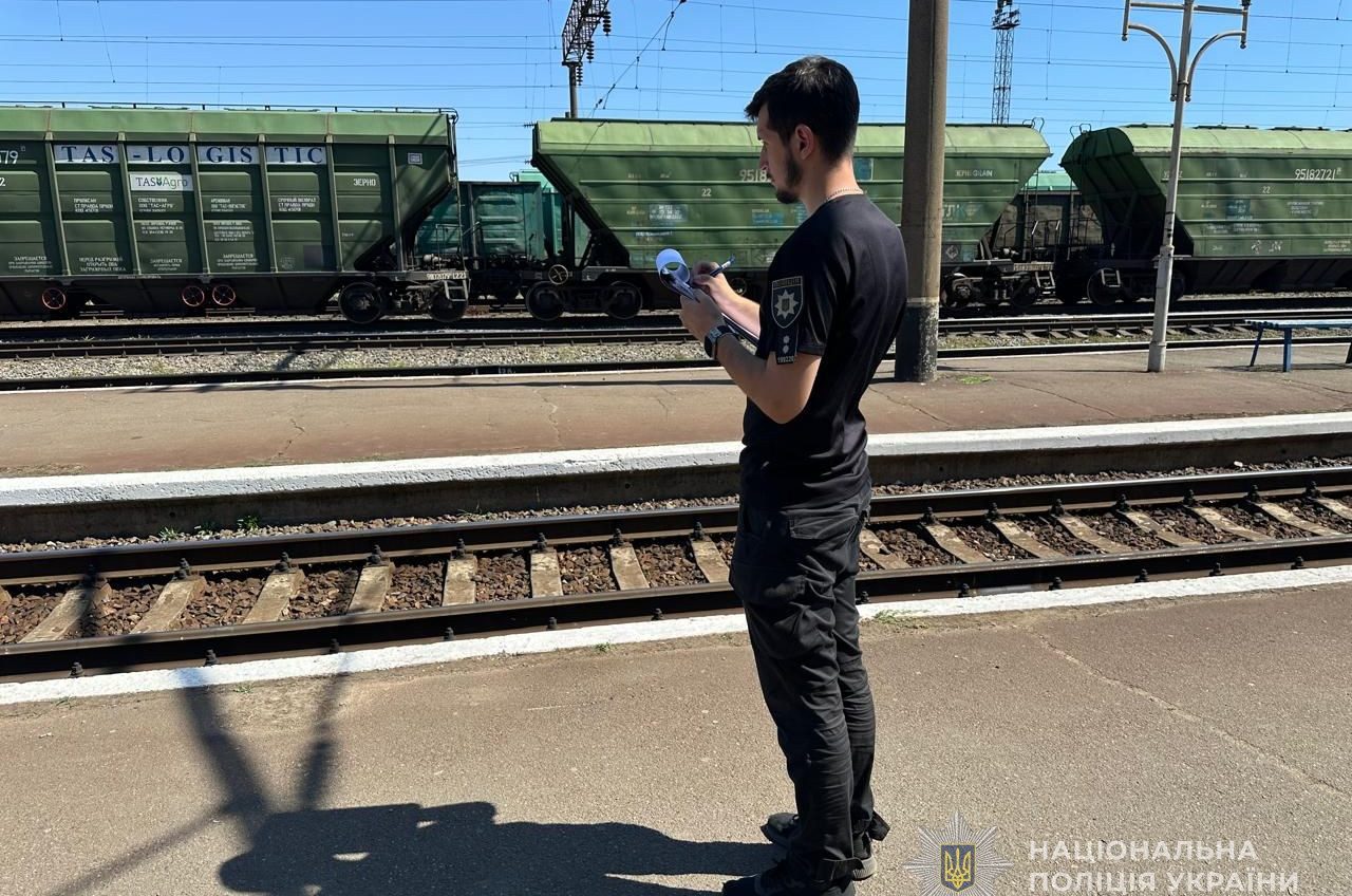 В Одесі чоловіка вдарило струмом на даху вагона usionline.com В Одесі чоловіка вдарило струмом на даху вагона «фото»