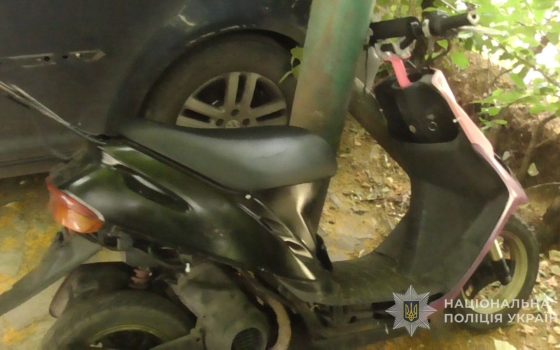 Хотіли продати, а опиняться за ґратами: юнаки вкрали два мопеди зі стоянки у Київському районі (фото) «фото»