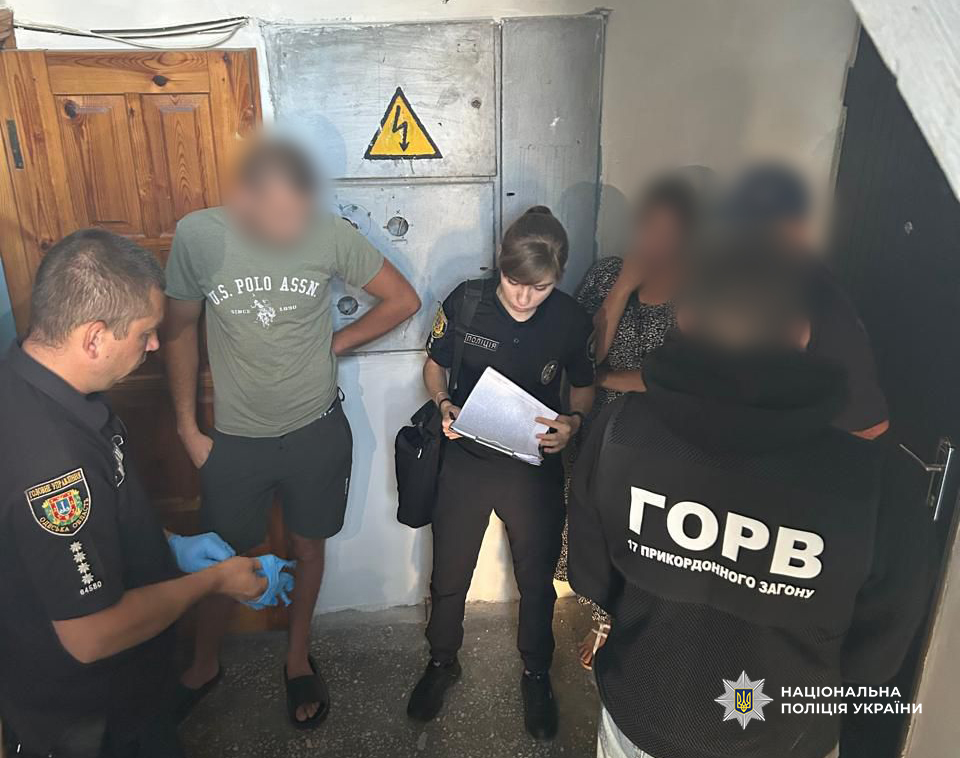 Троє молодиків намагалися вивезти ухилянта до Молдови за 7,5 тисяч доларів usionline.com Троє молодиків намагалися вивезти ухилянта до Молдови за 7,5 тисяч доларів «фото»
