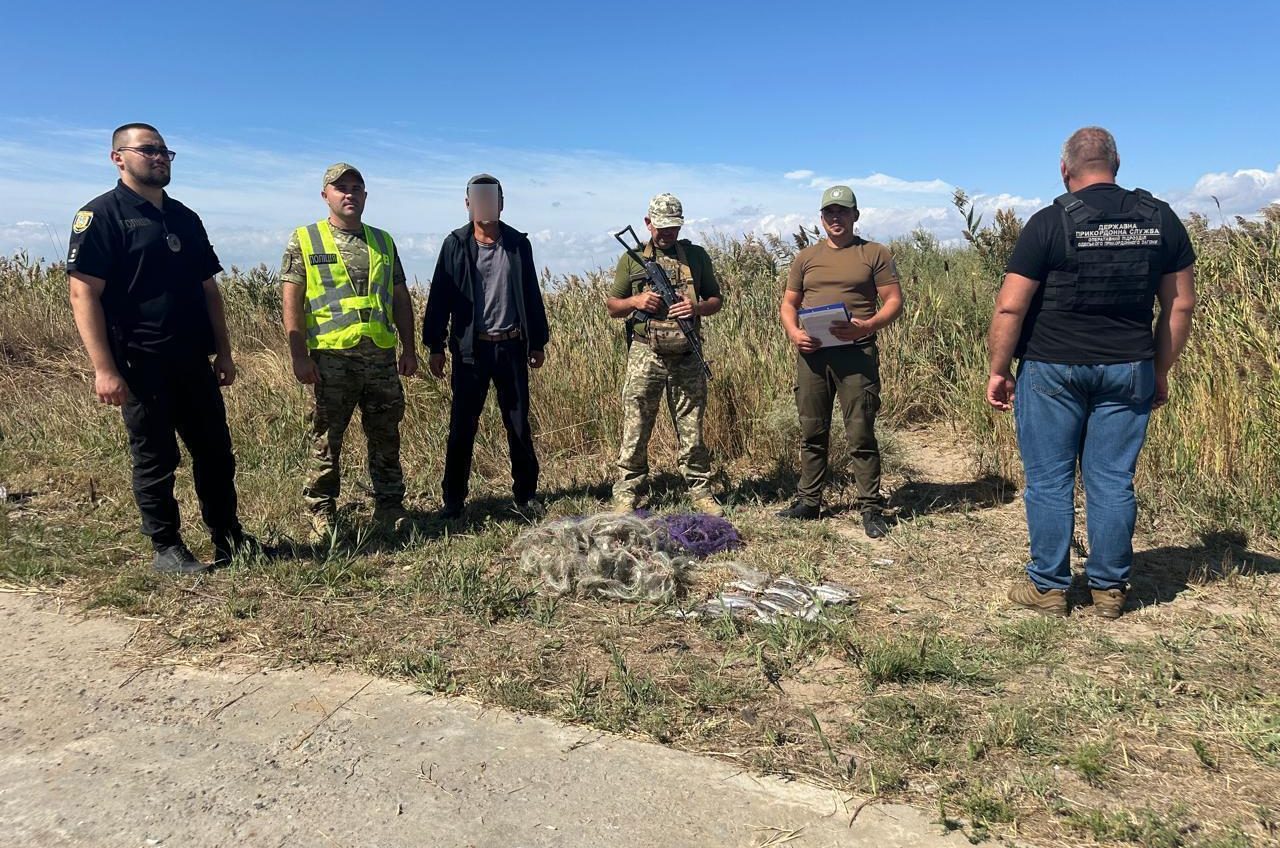 Кефаль і краби за 875 тисяч: у Тузлівських лиманах спіймали браконьєра (фото) «фото»