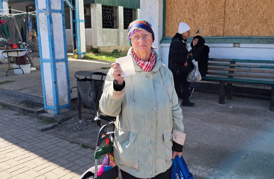 Пішки вибралася, попри атаку дронів: літній жінці з Берислава вдалося самотужки вийти з міста «фото»