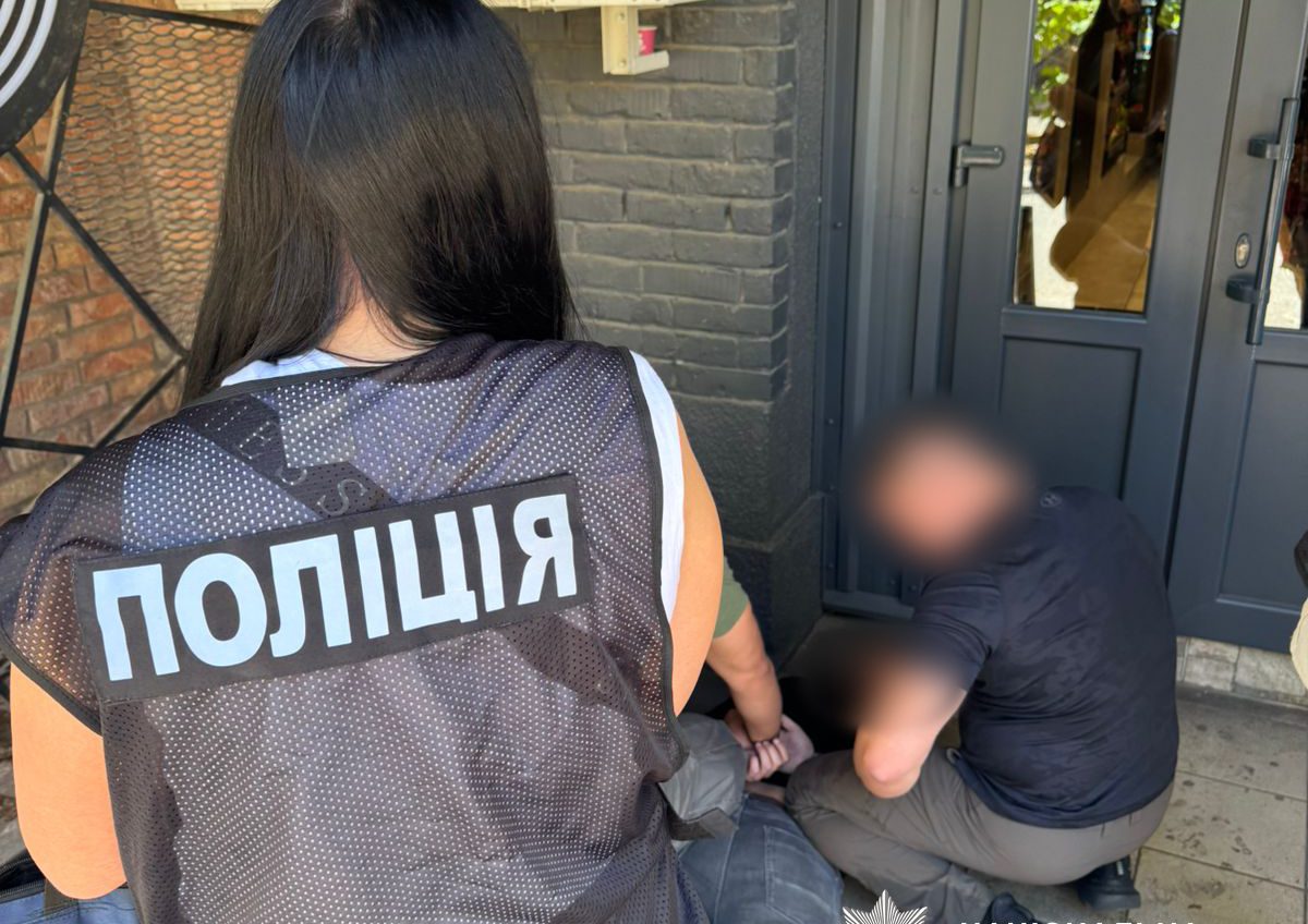 Співробітник одеського ТЦК торгував підробними довідками та обіцяв зняти з бази розшуку (фото) usionline.com Співробітник одеського ТЦК торгував підробними довідками та обіцяв зняти з бази розшуку (фото) «фото»