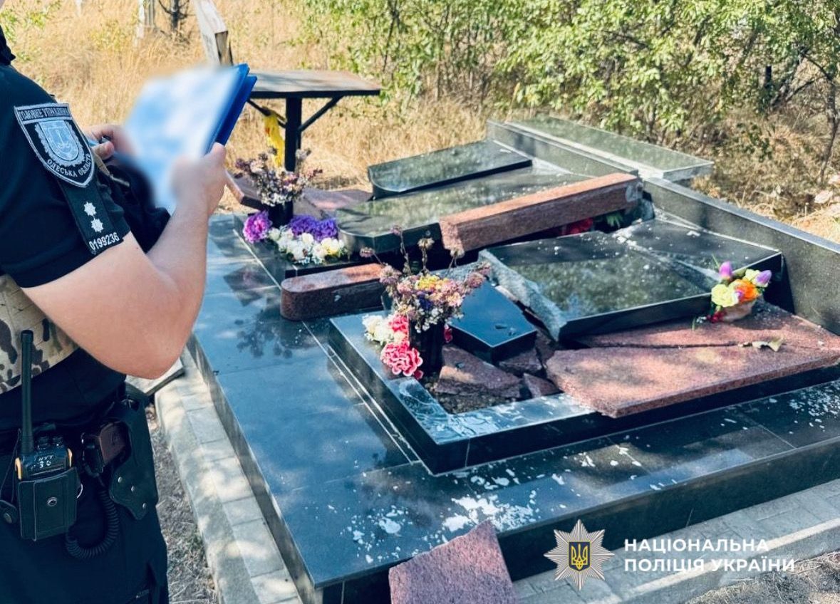 П’яний маргінал розтрощив три десятки надгробків на одеському кладовищі usionline.com П’яний маргінал розтрощив три десятки надгробків на одеському кладовищі «фото»