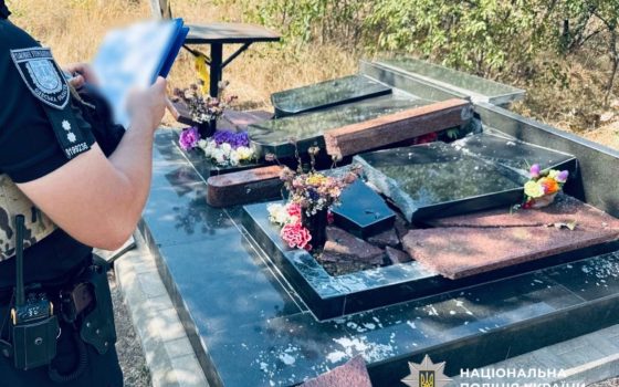 П’яний маргінал розтрощив три десятки надгробків на одеському кладовищі «фото»