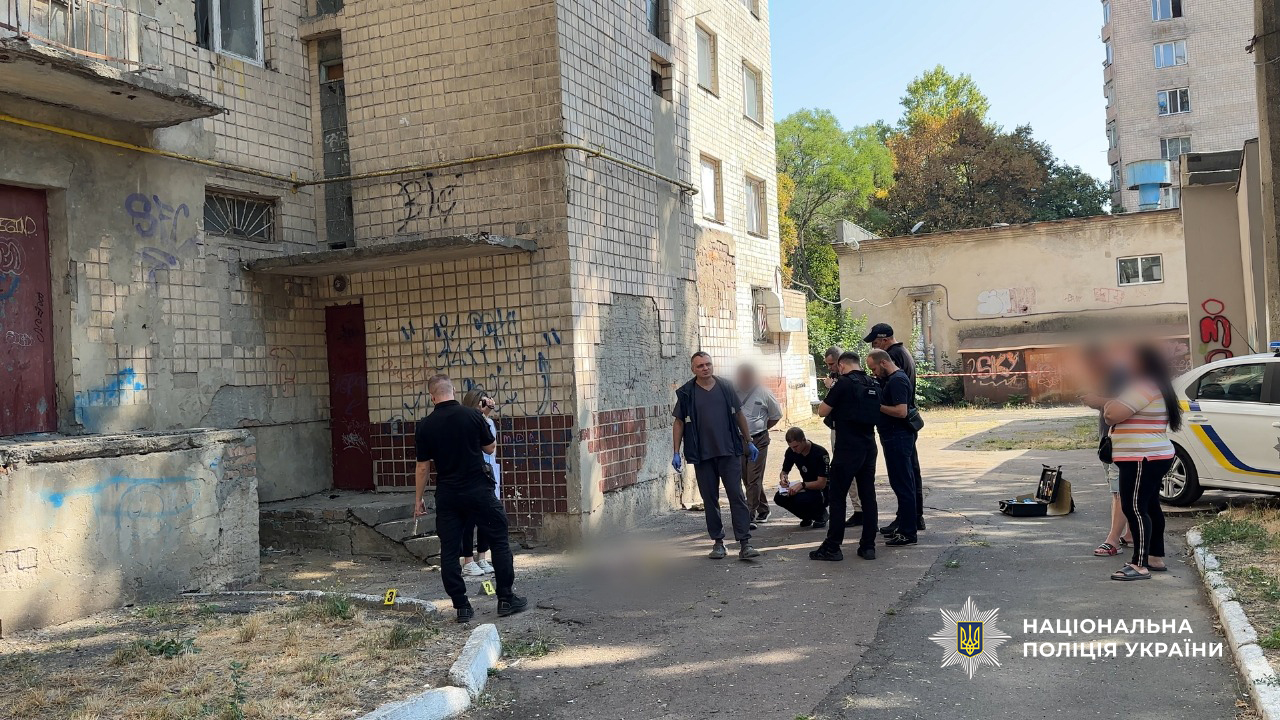 Напилася, народила та жбурнула немовля з 6 поверху: горе-матір затримала поліція (фото, відео) «фото»