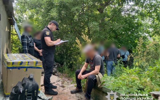 Чоловік вдома виростив майже пів тисячі кущів конопель: його затримали та будуть судити (фото, відео) «фото»