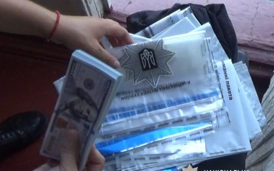 В Одесі чоловік вимагав від іноземця 6 тисяч доларів за «допомогу» з документами «фото»