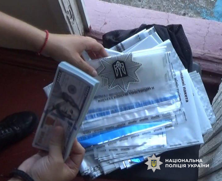 В Одесі чоловік вимагав від іноземця 6 тисяч доларів за «допомогу» з документами «фото»