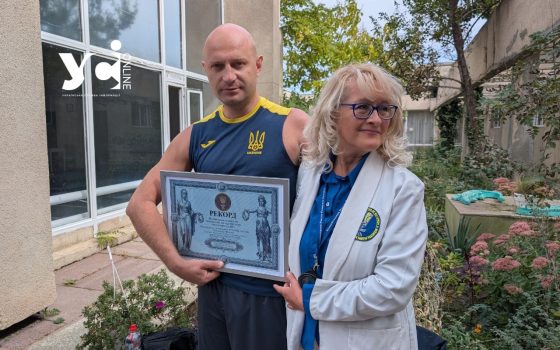 В Одесі боєць, який втратив на війні руку й ногу, встановив національний рекорд з присідання на одній нозі (фото) «фото»
