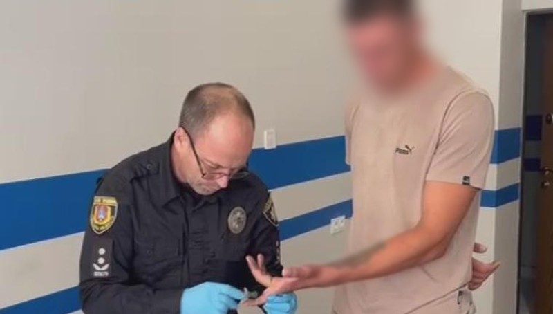 В Білгород-Дністровську молодий рецидивіст, погрожуючи ножем, пограбував підлітка «фото»