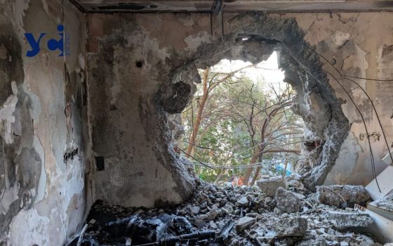 В Одесі ворожий дрон повністю знищив кімнату школяра: освітяни просять про допомогу (фото) «фото»