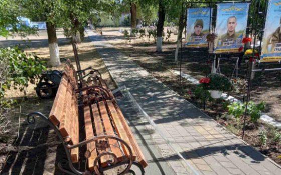 На Одещині батьки загиблого захисника встановили лави на Алеї пам’яті «фото»