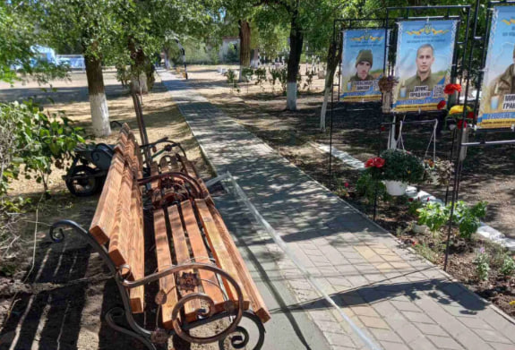 На Одещині батьки загиблого захисника встановили лави на Алеї пам’яті usionline.com На Одещині батьки загиблого захисника встановили лави на Алеї пам’яті «фото»