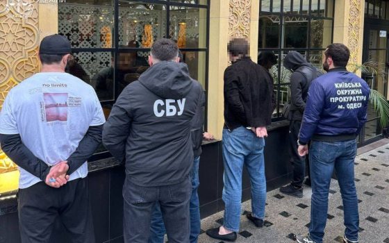 Трьом «вибивальникам» боргів, які вимагали в одесита 20 тисяч доларів, світить 12 років тюрми (фото) «фото»