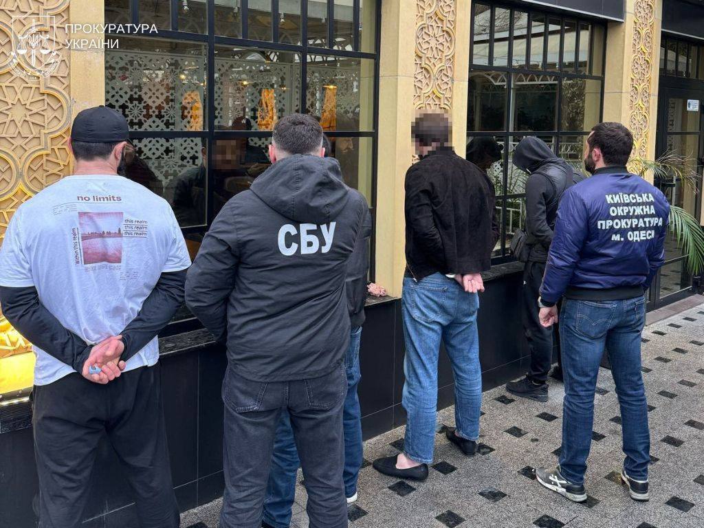 Трьом «вибивальникам» боргів, які вимагали в одесита 20 тисяч доларів, світить 12 років тюрми (фото) «фото»