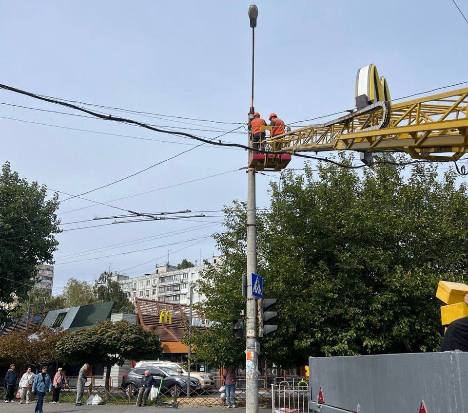 На площі Незалежності в Одесі ремонтують світлофор – скільки триватимуть роботи «фото»