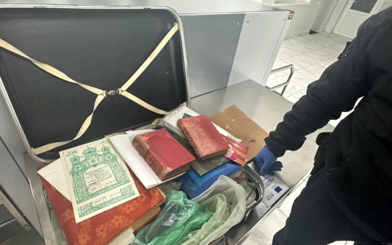 В Одеській області на кордоні виявили українця, що намагався перевезти старовинні книги «фото»