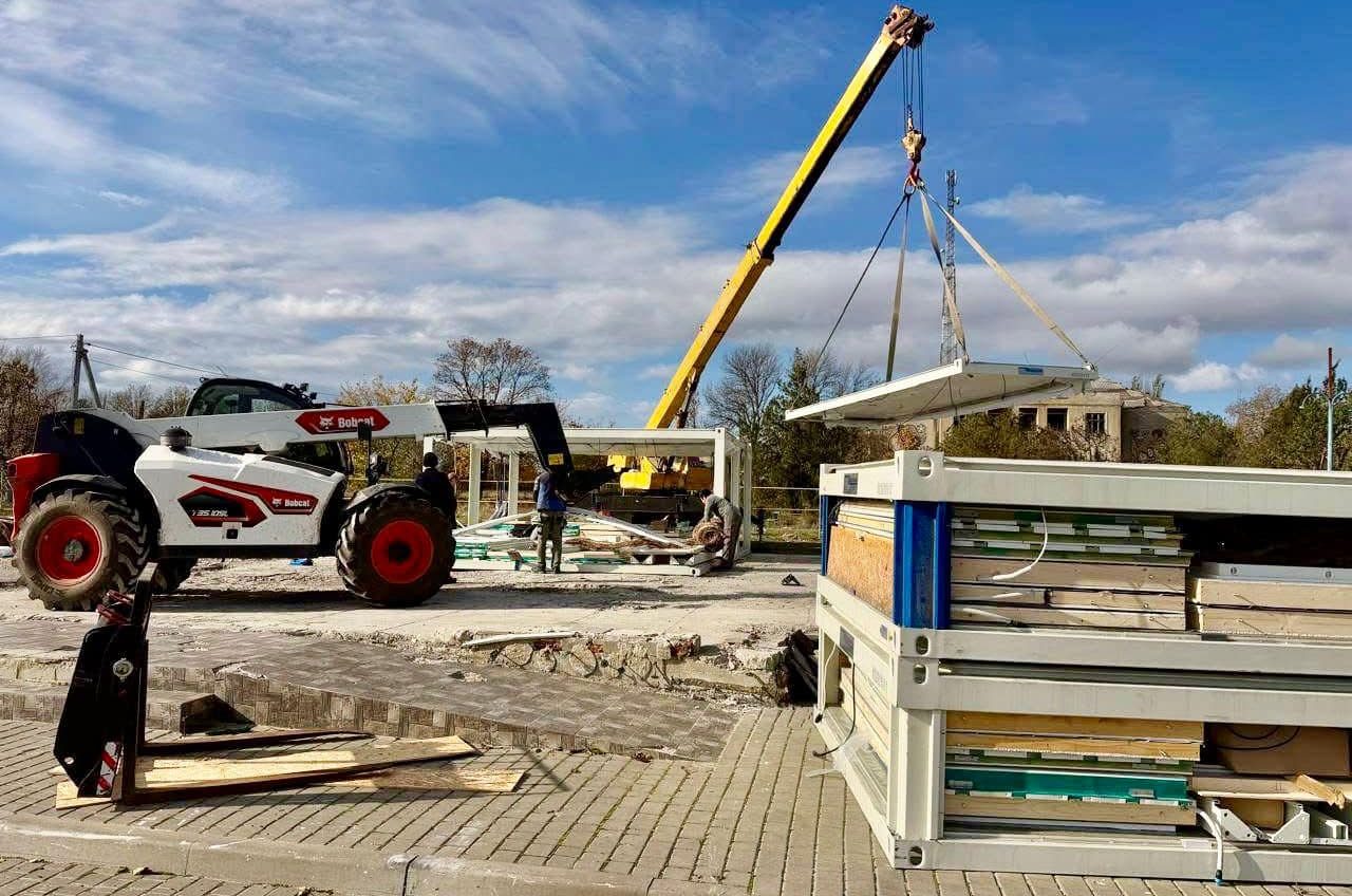 На Одещині зводять нову модульну амбулаторію замість зруйнованої російським обстрілом (фото) usionline.com На Одещині зводять нову модульну амбулаторію замість зруйнованої російським обстрілом (фото) «фото»