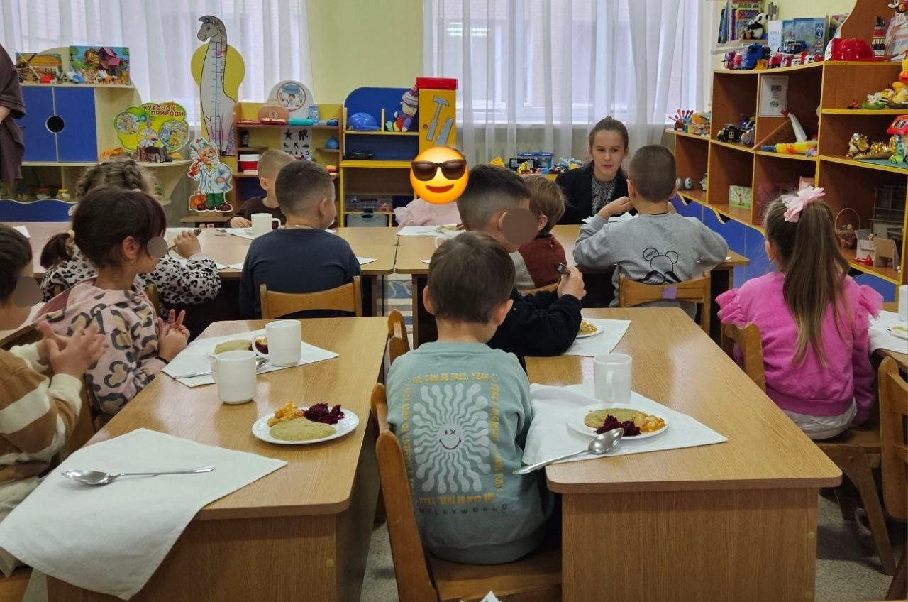 Стільці над головою, як метод виховання у дитячих садках: батьки виступають проти системи usionline.com Стільці над головою, як метод виховання у дитячих садках: батьки виступають проти системи «фото»