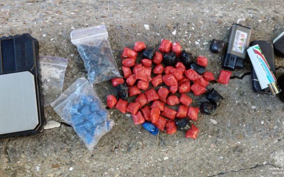 В Одесі затримали двох чоловіків із понад тисячею згортків наркотиків (фото) usionline.com В Одесі затримали двох чоловіків із понад тисячею згортків наркотиків (фото) «фото»