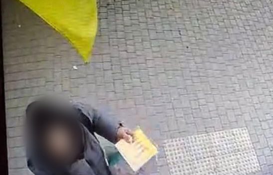 В Одесі затримали жінку, яка зірвала та викинула у смітник прапор України (фото) «фото»