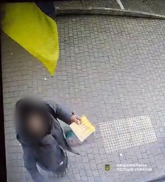 В Одесі затримали жінку, яка зірвала та викинула у смітник прапор України (фото) «фото»