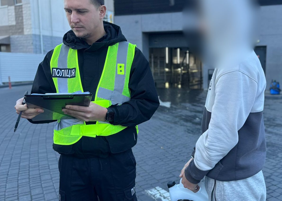 В Одесі затримали юнака, який на замовлення підпалив «Теслу» (фото, відео) usionline.com В Одесі затримали юнака, який на замовлення підпалив «Теслу» (фото, відео) «фото»