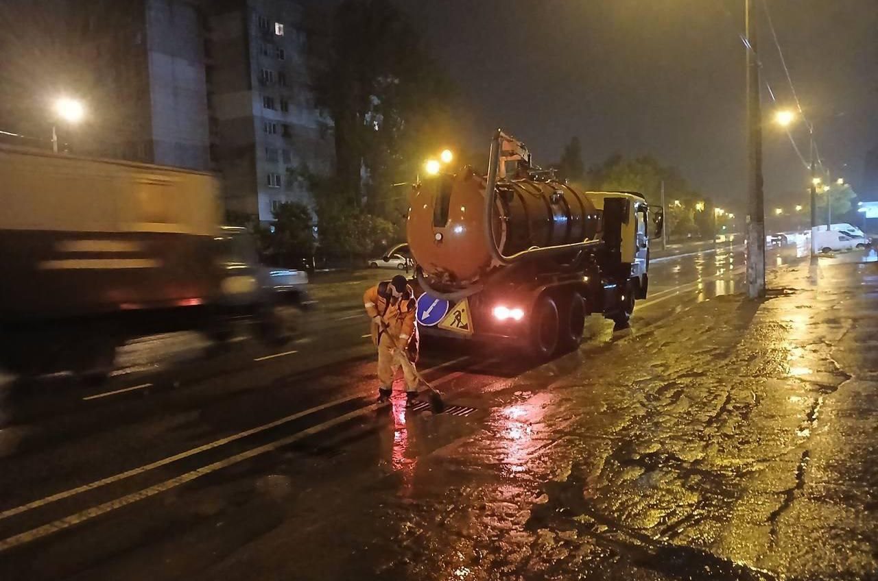 Штормове попередження: в Одесі та області весь день литиме дощ. Вже підтоплені деякі вулиці «фото»