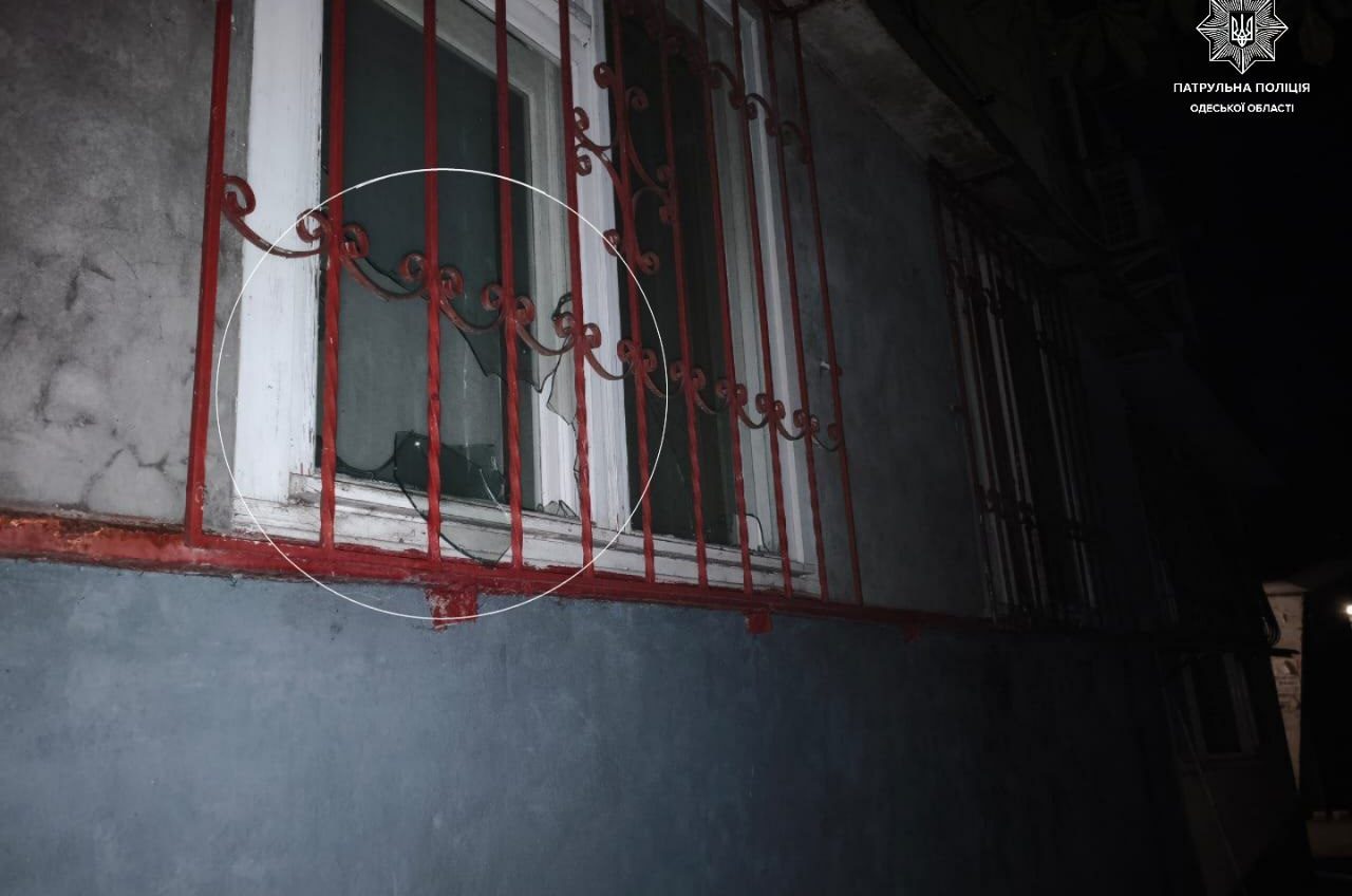 В Одесі затримали чоловіка, який жбурляв каміння у вікна житлового будинку usionline.com В Одесі затримали чоловіка, який жбурляв каміння у вікна житлового будинку «фото»