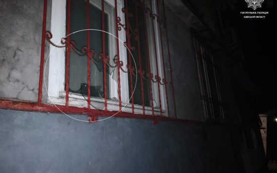 В Одесі затримали чоловіка, який жбурляв каміння у вікна житлового будинку «фото»