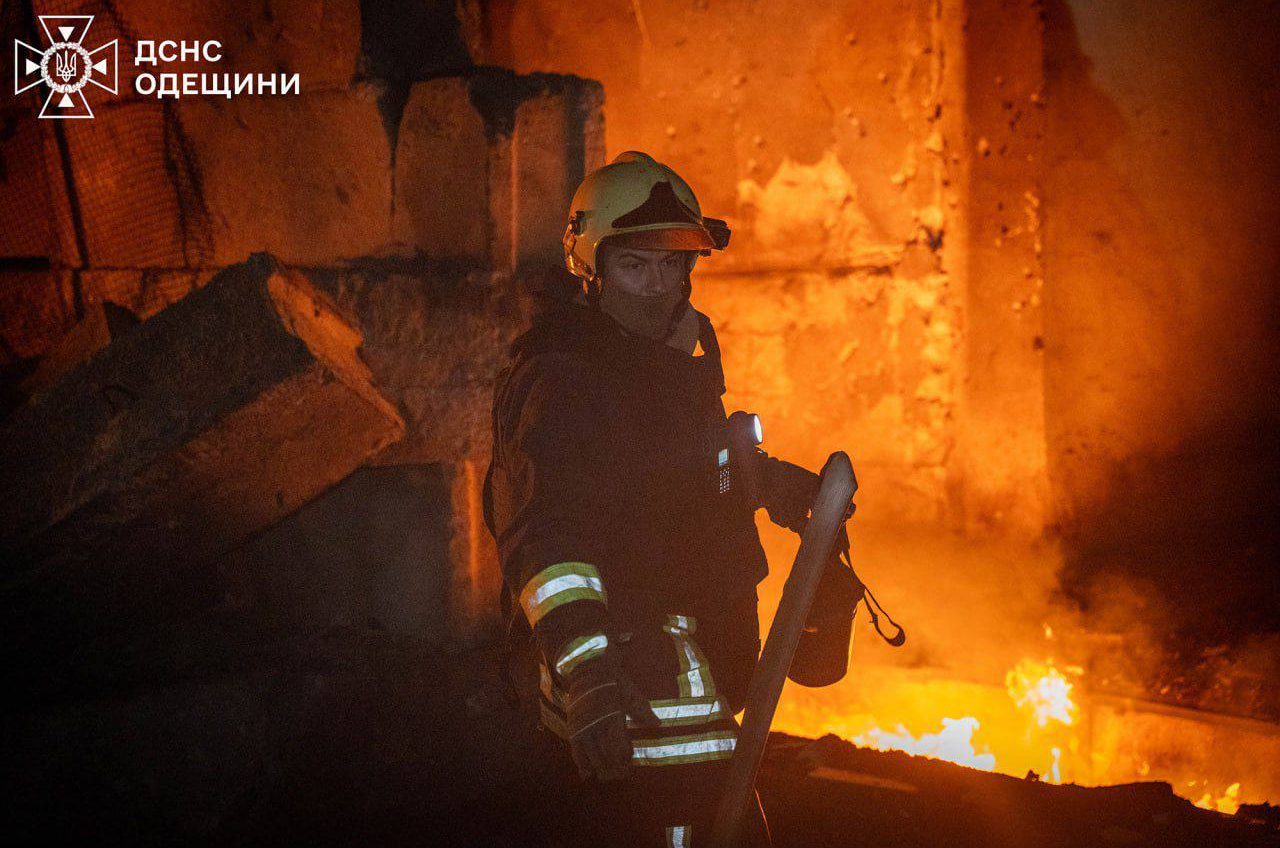 Унаслідок нічної ворожої атаки по Одесі та області пошкоджена енергетична інфраструктура (фото) usionline.com Унаслідок нічної ворожої атаки по Одесі та області пошкоджена енергетична інфраструктура (фото) «фото»