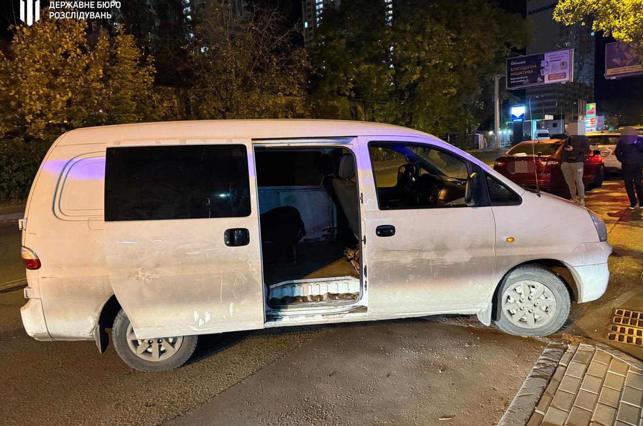 В Одесі п’яний поліцейський розбив скло в автівці ТЦК: інцидент розслідує ДБР (фото) usionline.com В Одесі п’яний поліцейський розбив скло в автівці ТЦК: інцидент розслідує ДБР (фото) «фото»